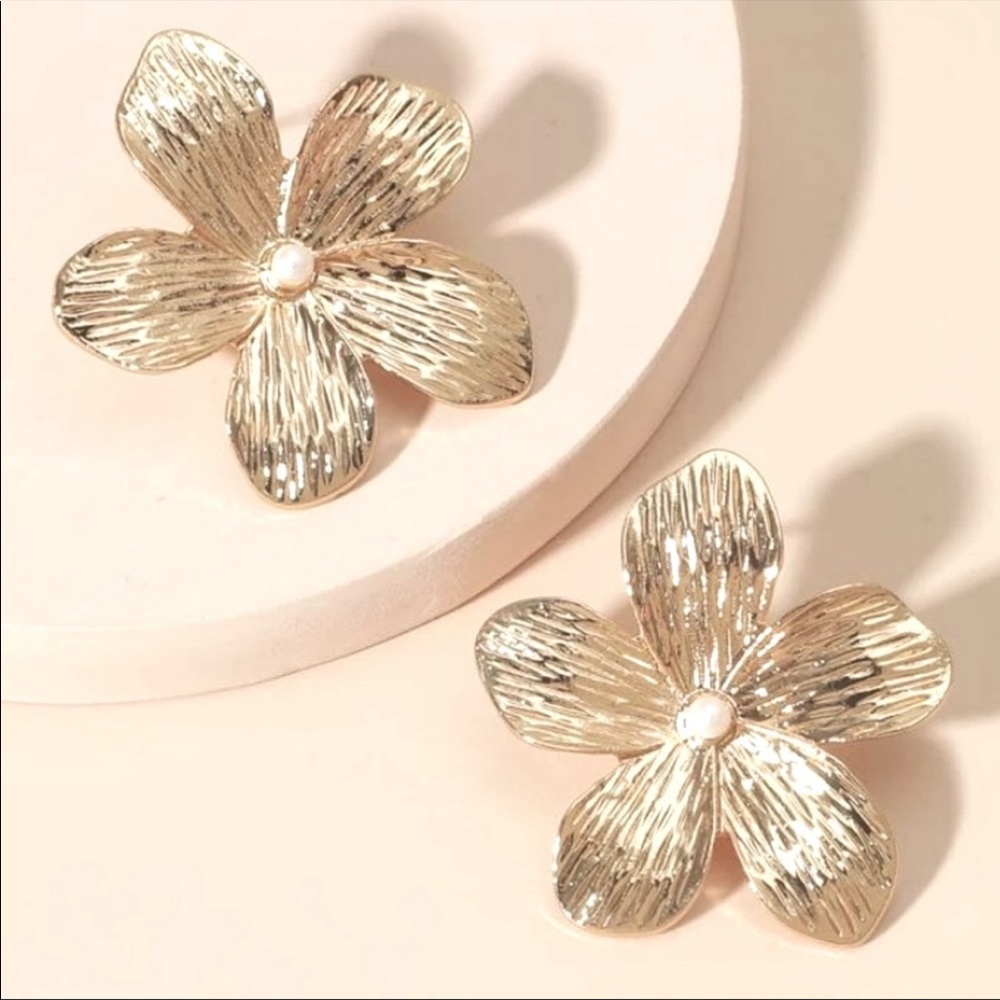 Last pair! Price firm!🆕 Floral gold statement Pearl stud earrings - Picture 3 of 5